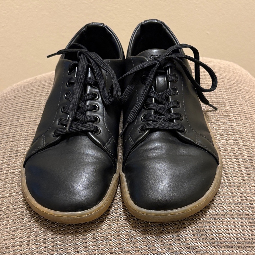 FeelGrounds black sneakers